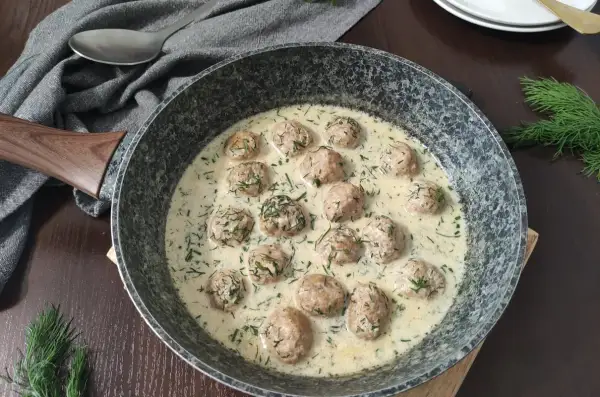 Pyszne pulpeciki w sosie koperkowym, gotowe do podania. Aromatyczny sos i delikatne mięso tworzą idealne danie.