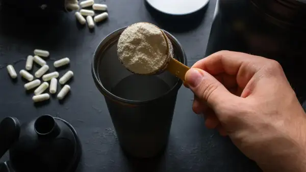 Miscela polvere e capsule: scopri quando assumere gli aminoacidi essenziali per massimizzare i tuoi risultati.