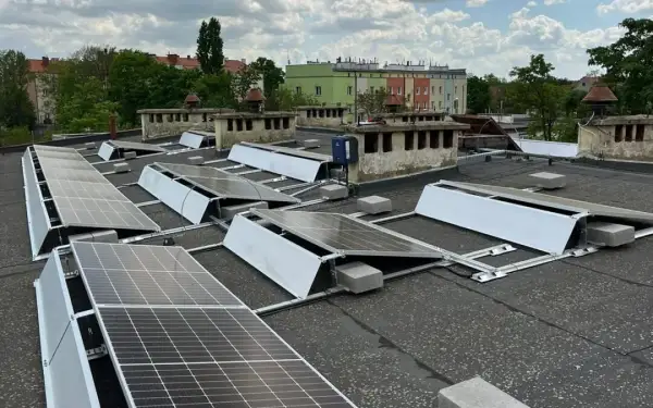 Fotowoltaika na gruncie: gdzie umieścić inwerter dla efektywności?