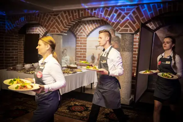 Jak ubrać się do hotelowej restauracji? Smart casual to klucz!