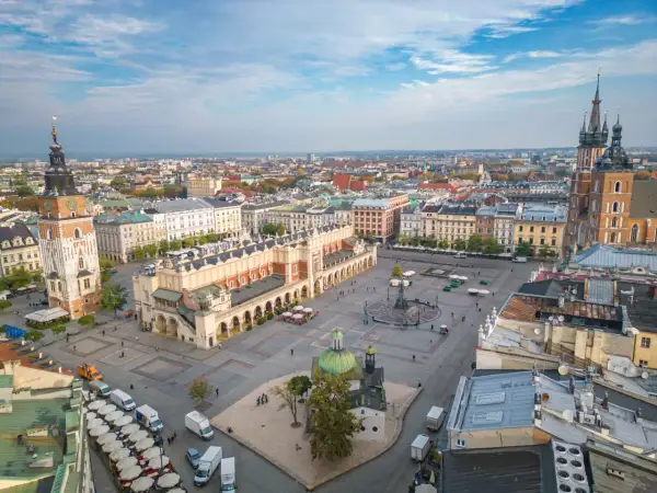 Rynek Główny w Krakowie: Sukiennice, Kościół Mariacki i wieża Ratuszowa. Idealne miejsce, by zobaczyć w Krakowie.
