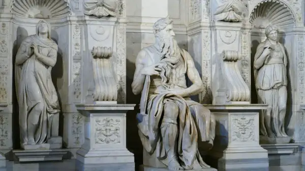 Il Mosè di Michelangelo a San Pietro in Vincoli, con le figure di Lia e Rachele ai lati, un capolavoro che incanta.