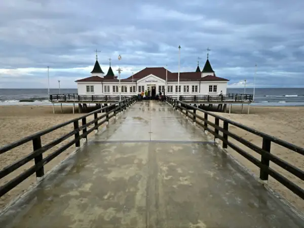 Molo w Ahlbecku, budynek z wieżyczkami, plaża i morze. Sprawdź cennik wejścia na molo w Ahlbecku.