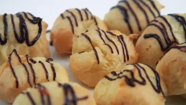 Montón de profiteroles con glaseado de chocolate. ¿De donde son los profiteroles? ¡De Francia, por supuesto!