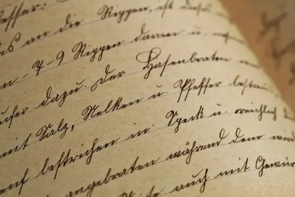 Scrittura a mano su carta ingiallita, forse un testamento segreto. Le parole sono difficili da decifrare, ma evocano un'atmosfera di mistero e antichità.