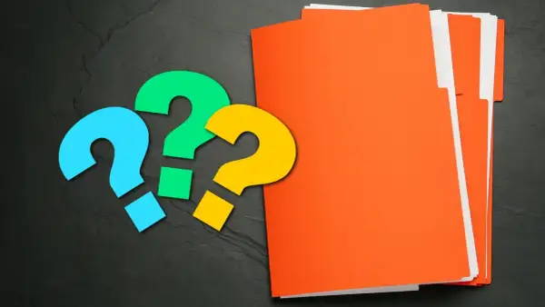 Tre färgglada frågetecken framför en hög med orange pärmar. Hur många afsar finns det?
