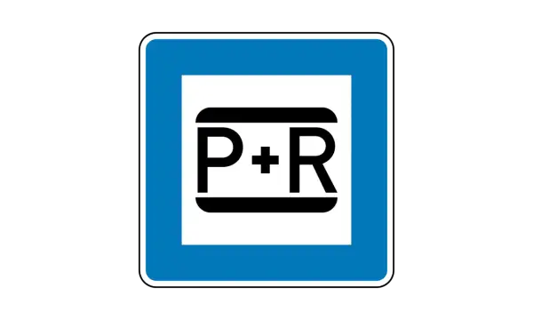 Blaues Schild mit weißem Feld und schwarzem P+R-Symbol. Park and Ride – hier umsteigen und weiterfahren.
