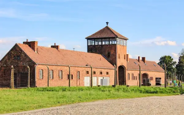 Oświęcim: Gdzie zjeść smacznie i z szacunkiem po wizycie w Muzeum?