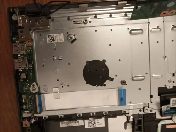 Wnętrze laptopa, widoczne porty USB, wentylator i płyta główna. Wystąpił błąd, który jest nie do naprawienia.