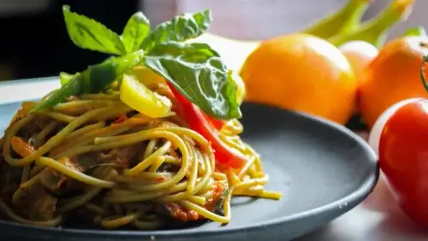 Ile kalorii ma spaghetti? Kaloryczność różnych rodzajów makaronu
