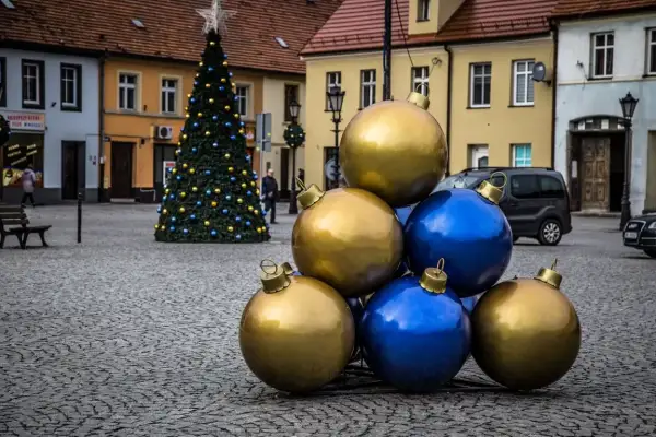 Duże bombki na zewnątrz: Jak przygotować dekoracje?