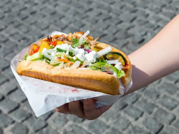 Pyszny kebab king, pełen warzyw i sera, idealny na szybki posiłek. Czy zastanawiałeś się nad jego kcal?
