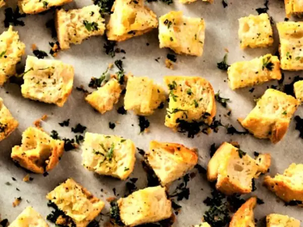 Goldbraune, knusprige Brotwürfel mit Kräutern – perfekt, um Croutons selber zu machen für Salate oder Suppen.