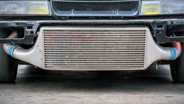 Twój intercooler woła o pomoc? Wyczyść go i odzyskaj moc silnika!