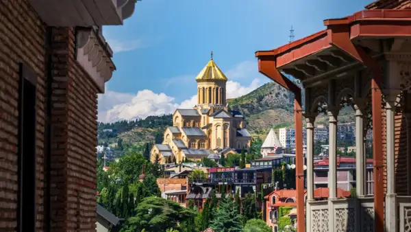 Tbilisi, jedno z najpiękniejszych miast Europy, z dominującą katedrą i malowniczymi dachami.