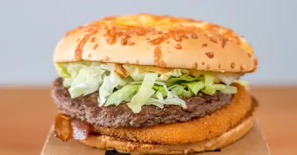 Drwal z kurczakiem, czyli soczysty burger z chrupiącym kurczakiem, wołowiną i serem, gotowy do zjedzenia.