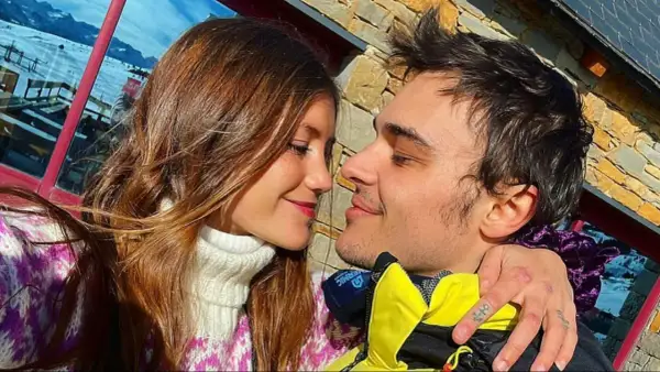 Eduardo Pérez-Cabrero y su pareja, una joven con cabello castaño, se miran tiernamente con nieve de fondo.