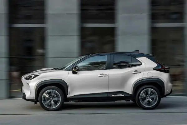 Vue latérale d'une Toyota Yaris Cross hybride non rechargeable. Avis sur son design moderne et ses lignes dynamiques.