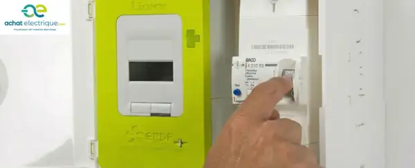 Main d'un homme actionnant un disjoncteur de type BACO en position OFF, à côté d'un compteur Linky vert.