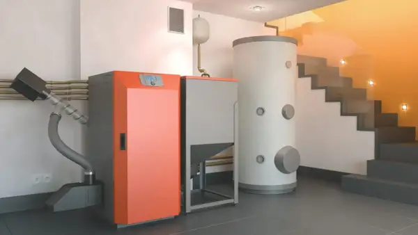 Heizungsanlage mit großem Speicher und Pelletsilo. Nachteile von Holzvergasern wie Wartung sind hier nicht sichtbar.