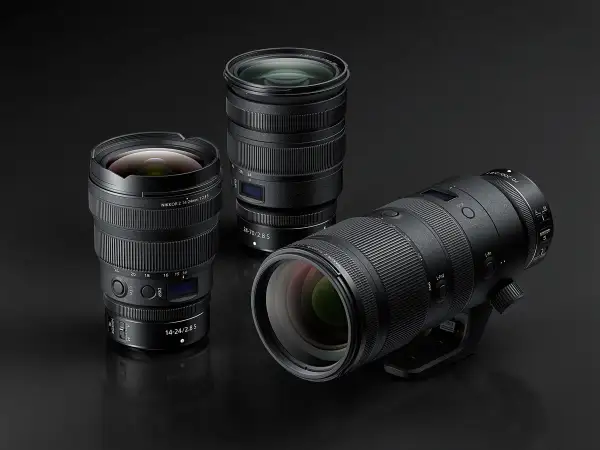Trzy obiektywy Nikon Z: szerokokątny 14-24mm, standardowy 24-70mm i teleobiektyw 70-200mm.