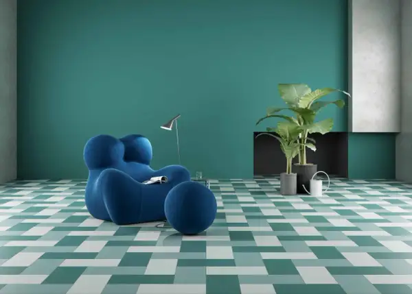 Un soggiorno moderno con poltrona blu e piante verdi, su pavimenti ecosostenibili a fantasia geometrica.