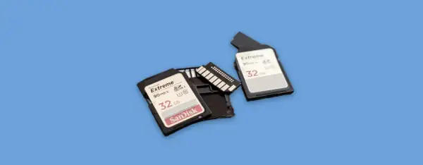 Różne rodzaje kart SD, w tym dwie karty SanDisk Extreme 32 GB, pokazują możliwości przechowywania danych.