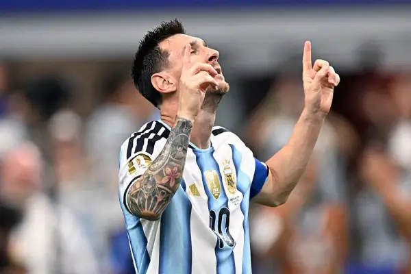 Messi świętuje kolejne gole dla Argentyny, unosząc palec ku górze.