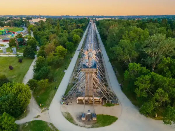 Drewniana tężnia w Ciechocinku, park z atrakcjami i ścieżki spacerowe. Idealne ciechocinek atrakcje na weekend.