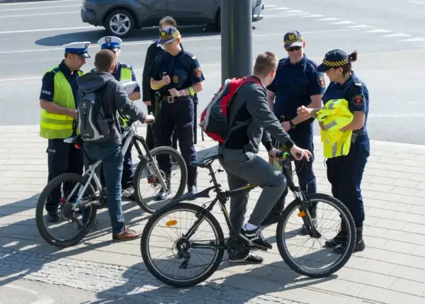 Rowerem po chodniku? Kiedy możesz, a kiedy zapłacisz mandat?