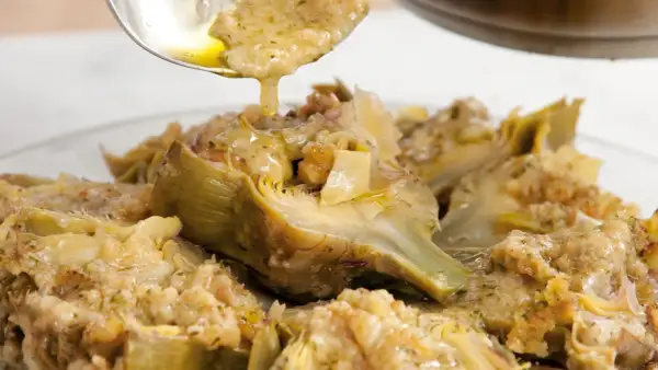 Carciofi alla romana succulenti, conditi con un sugo saporito e profumato.