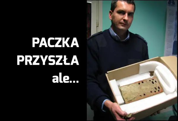 Mężczyzna trzyma paczkę z nietypową zawartością. Dowiedz się, jak bezpiecznie kupować w internecie, by uniknąć rozczarowań.