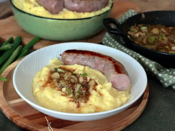 Purée de pommes de terre crémeuse avec saucisse grillée et sauce moutarde. Une délicieuse recette purée saucisse pour un repas réconfortant.