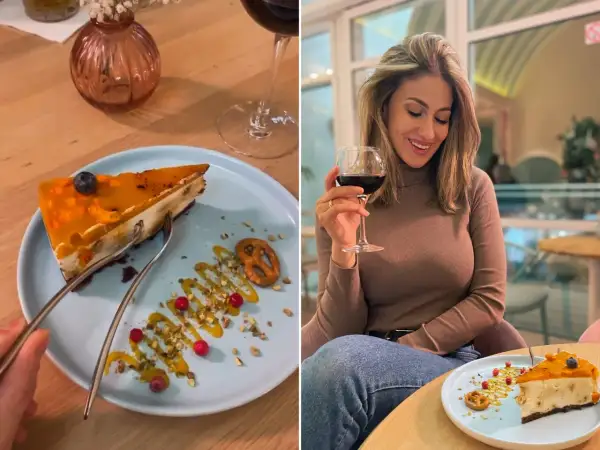 Kobieta cieszy się deserem w jednej z najlepszych restauracji w Sopocie. Sernik z musem mango i owocami wygląda pysznie.