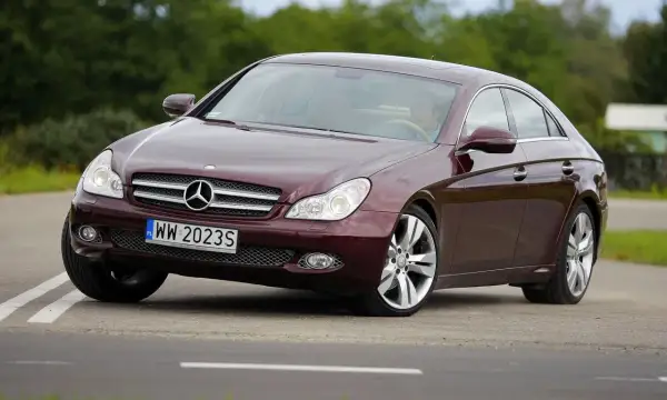 Bordowy Mercedes CLS na drodze. Poznaj jego dane techniczne i poczuj moc.