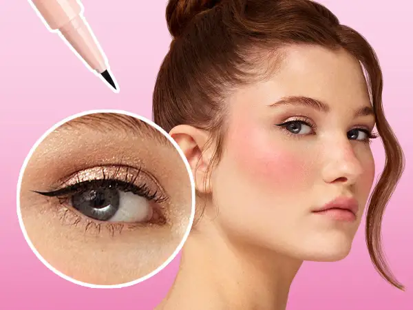 Un trait d'eye liner discret sublime un œil maquillé, accentuant la beauté naturelle. Un applicateur est montré en haut.