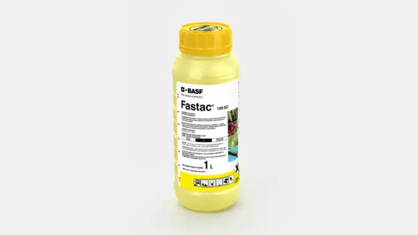 Żółta butelka środka ochrony roślin Fastac 100 EC, 1 litr. Skuteczny w walce ze szkodnikami.