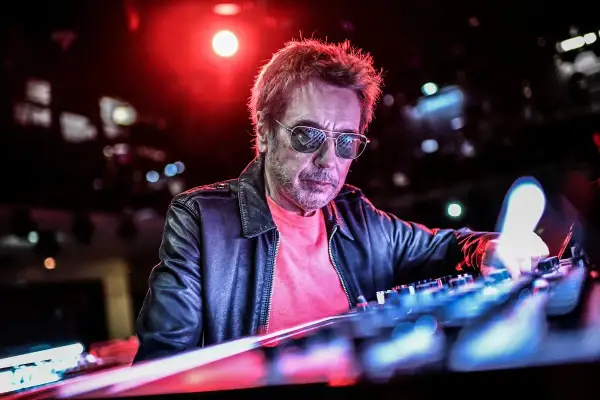 Jak Jean-Michel Jarre dotlenił muzykę elektroniczną przez *Oxygène*