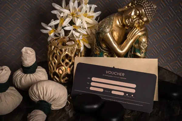 Relaksacyjny voucher do spa z motywem buddy, kwiatami i kamieniami. Idealny prezent dla bliskiej osoby.