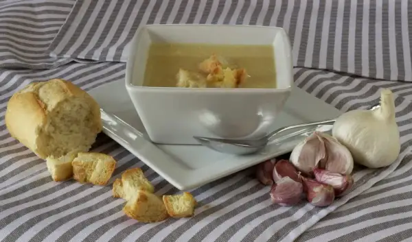 Jak zrobić zupę czosnkową – prosty przepis na aromatyczną zupę