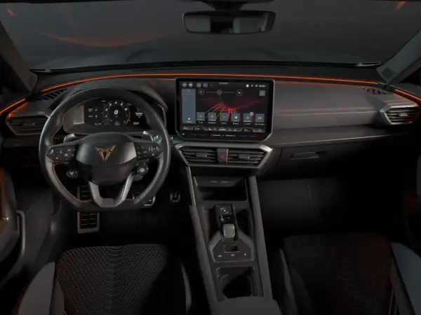 Interior del Cupra Formentor con pantalla táctil, volante deportivo y luces ambientales naranjas.