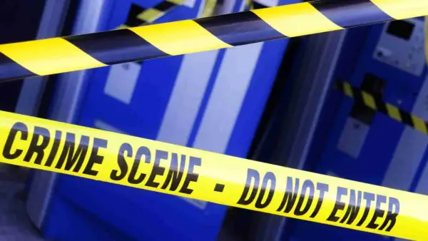 Nastro giallo e nero "CRIME SCENE - DO NOT ENTER" su sfondo blu. Un'immagine che evoca il mondo delle scienze investigative e i suoi sbocchi professionali.