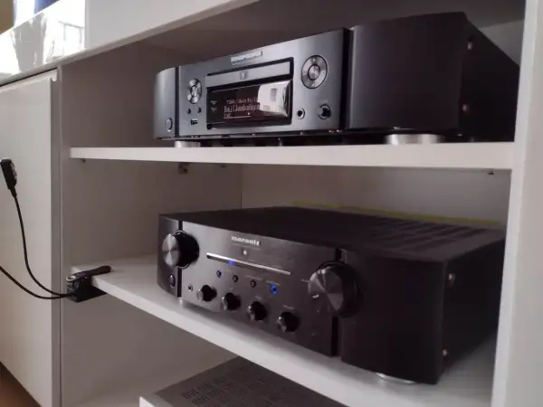 Marantz ND8006 test: odtwarzacz sieciowy i wzmacniacz w czarnym kolorze, gotowe do akcji.