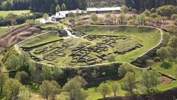 Vista aérea del castro de Viladonga, con sus murallas y restos de edificaciones de piedra cubiertos de hierba.