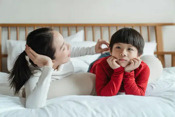 Mamma parla con il suo bambino di 2 anni e mezzo, incoraggiando il suo linguaggio.