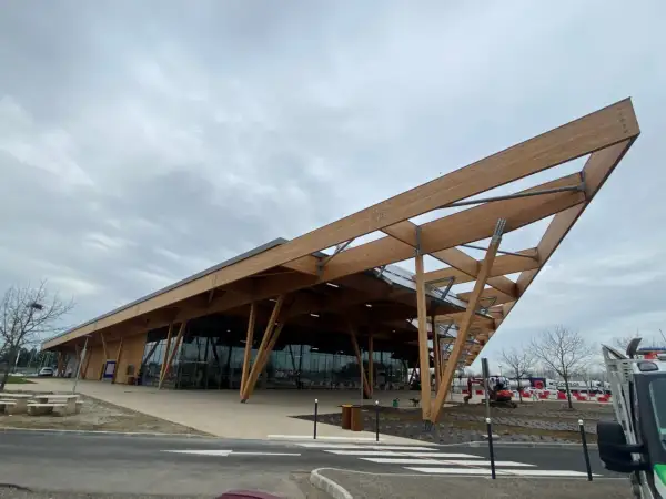 L'aire de Garonne A62, avec sa structure en bois moderne, invite au repos.