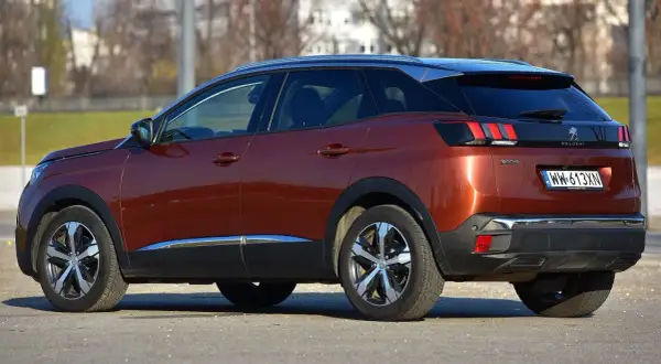Brązowy Peugeot 3008 II z chromowanymi listwami. Jaki silnik wybrać do tego SUV-a?