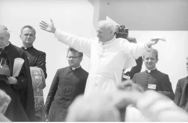 Radość na twarzy Jana Pawła II, kiedy został papieżem. Wznosi ręce, pozdrawiając wiernych.