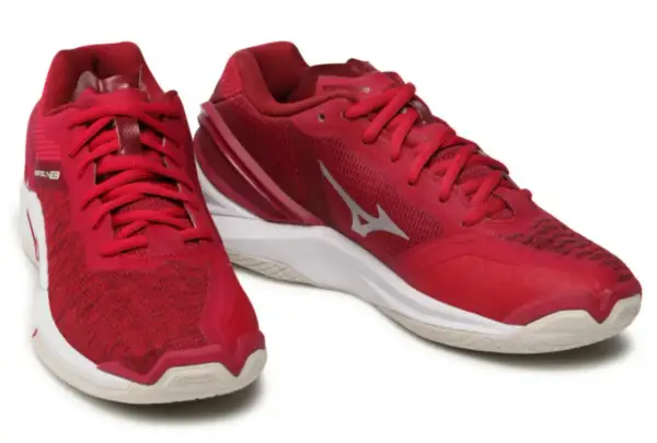 Czerwone buty sportowe Mizuno Wave Stealth Neo, gotowe do gry.