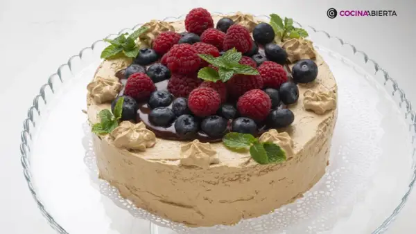 Tarta de moka cubierta de crema de café, decorada con frutos rojos, arándanos y hojas de menta. ¡Una delicia!